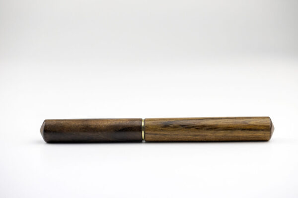 перьевая ручка из дерева